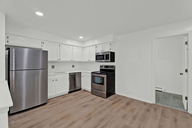 Building Photo - BEAUTIFULLY UPDATED 2 BEDROOM CONDO