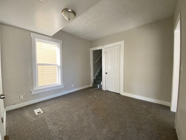 Building Photo - *MOVE IN SPECIAL"- Half off 3rd month's rent!! 2 bed 1 full bath and 1 half bath home for rent in...