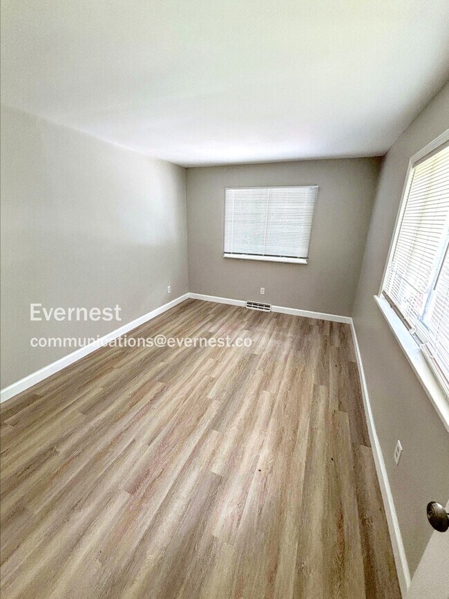 Building Photo - Updated 3 Bedroom Home in St Louis / Pet F...