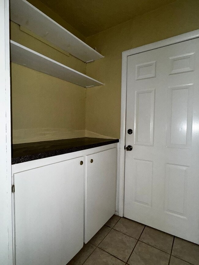 Building Photo - 909 NW Bell- Hot new listing!