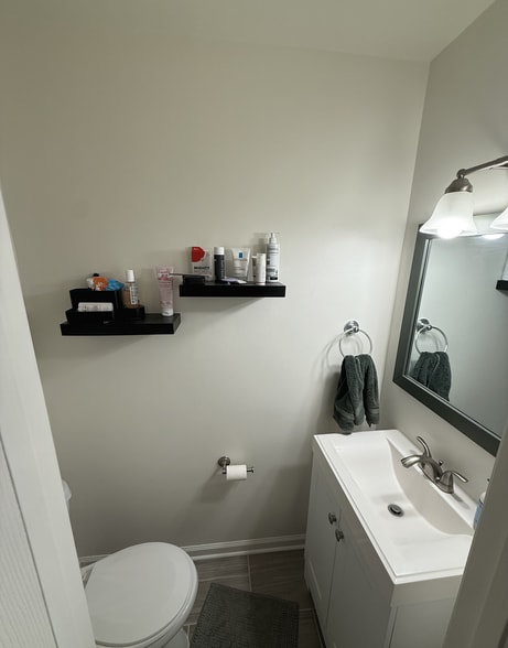 Powder Room - 7627 Glenolden Pl