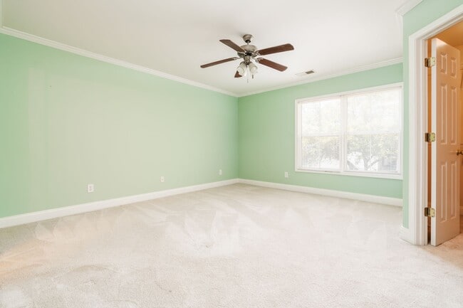 Building Photo - Move-In Ready & Updated Hampton Forest Tow...