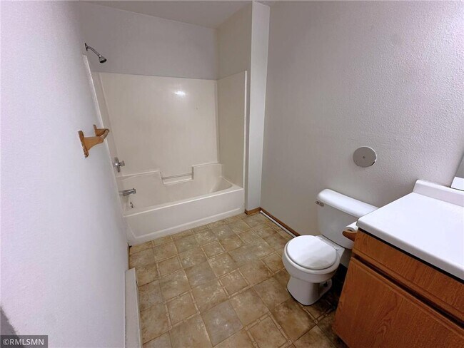 Building Photo - 560-580 Spring St