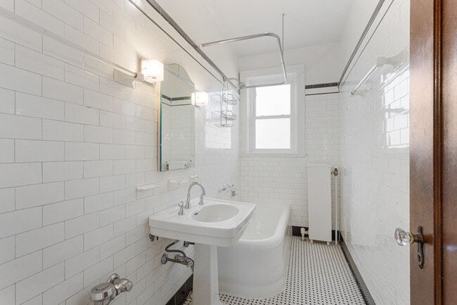 Building Photo - 2352 N Spaulding Ave