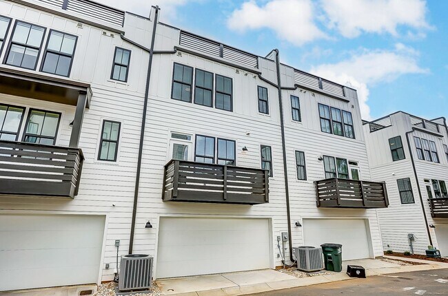 Building Photo - NEW TOWNHOME W/ ROOFTOP TERRACE @ 5West Te...