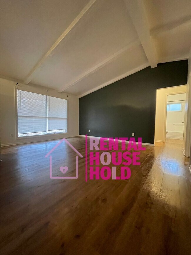 Building Photo - Beautiful 3 Bedroom Ranch~ Dearborn Heights