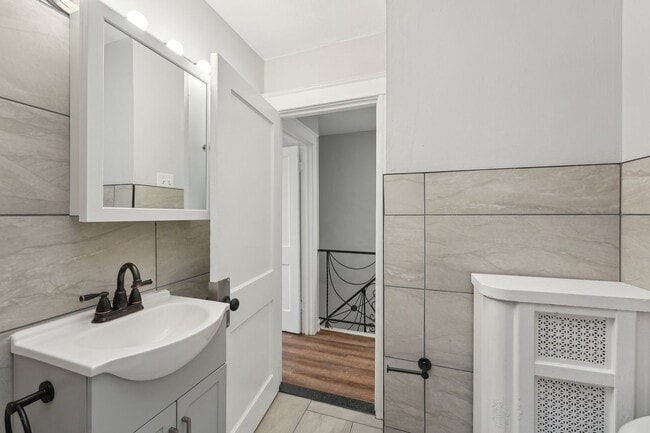 Building Photo - 3 Bedroom, 1.5 bath townhome