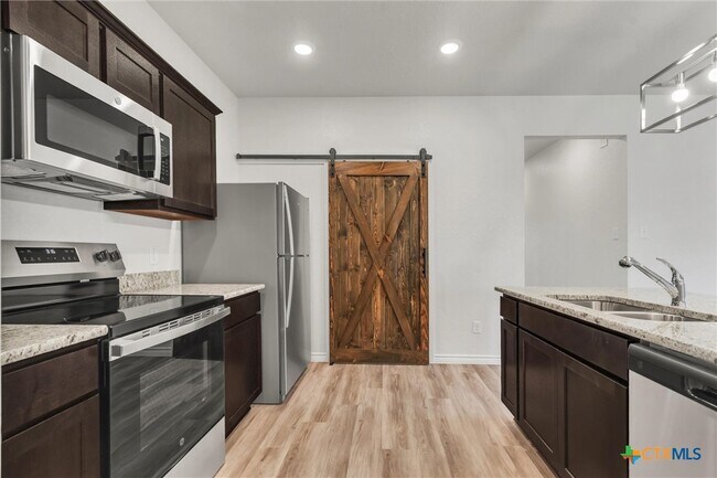 Building Photo - 1118 B Zora Dr