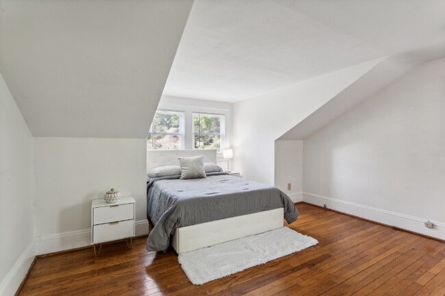 Building Photo - 3426 Kenmore Dr