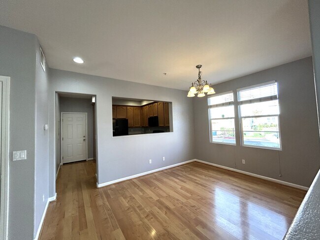 Building Photo - Spacious Elk Grove Townhome!!