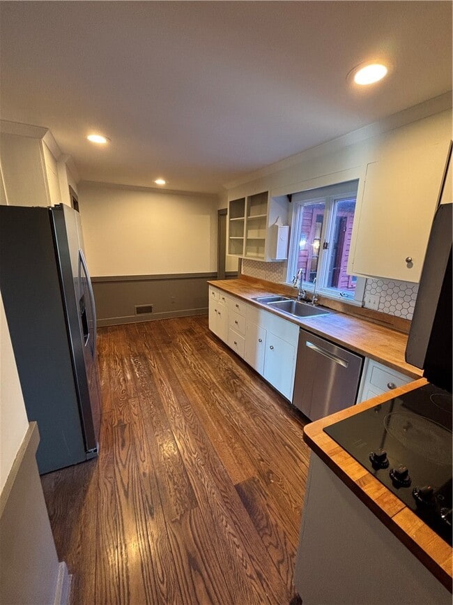 Building Photo - 930 W Bloomfield Rd