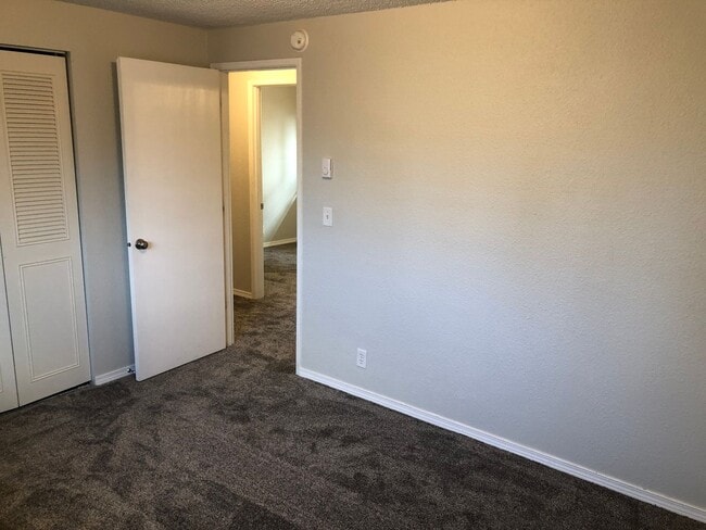 Building Photo - Updated 3 bedroom 1.5 bathroom house in Springfield!