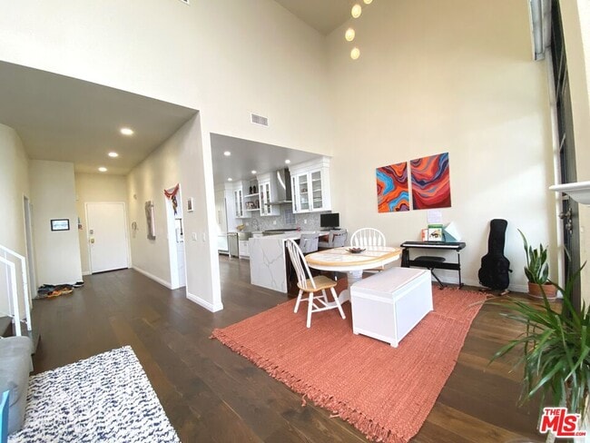 Building Photo - 11636 Montana Ave