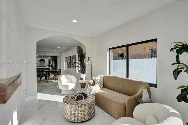 Building Photo - 3 bedroom in Miami FL 33150