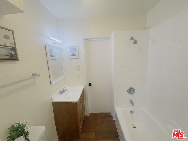 Building Photo - 636 W 81st St
