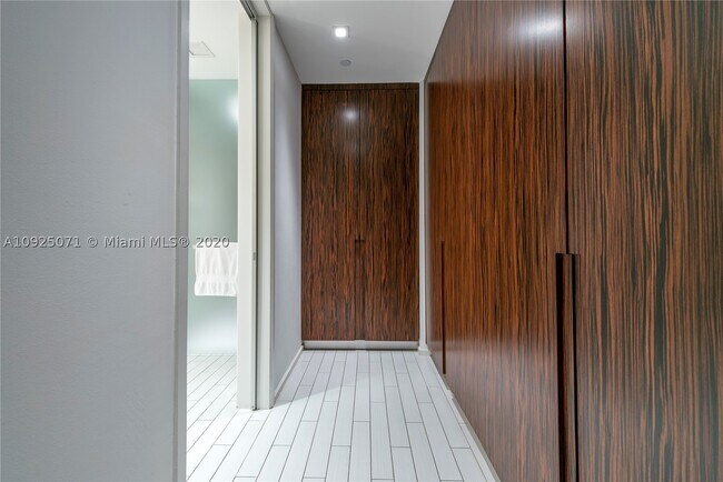 Building Photo - 2201 Collins Ave