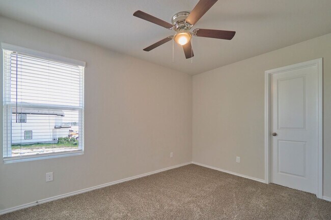 Building Photo - Hunters Ranch Beauty! 3 Bedroom 2 1/2 Bath Townhome