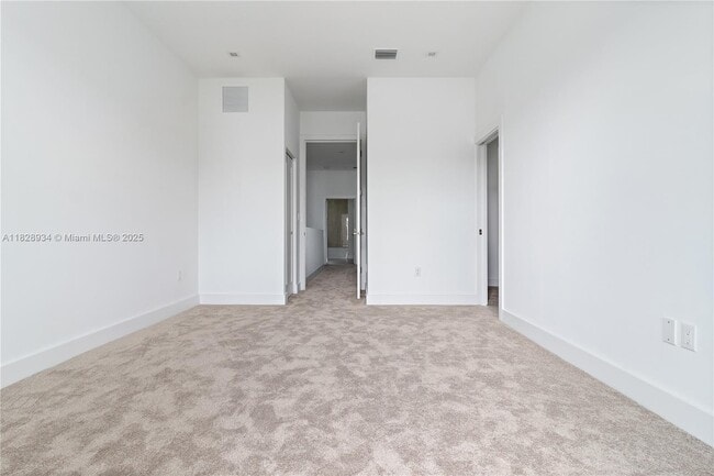 Building Photo - 4130 N Oak Pl
