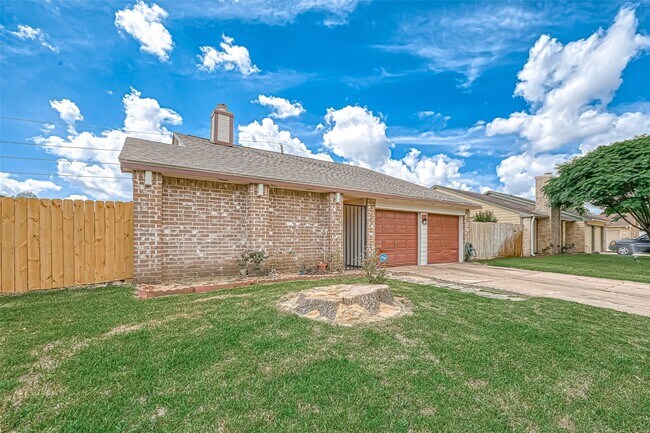 Building Photo - 16319 La Luna Dr