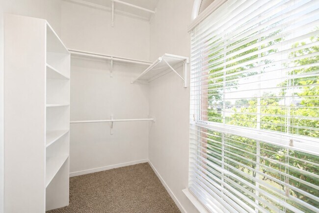 Building Photo - 10057 Wyndbrook Dr