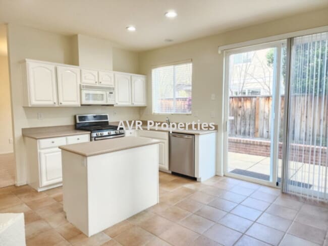 Building Photo - Beautiful four bedrooms, three bathrooms and three car garage Dublin home