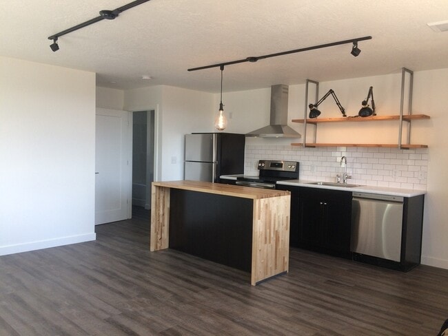 Building Photo - 117 N 2nd St W