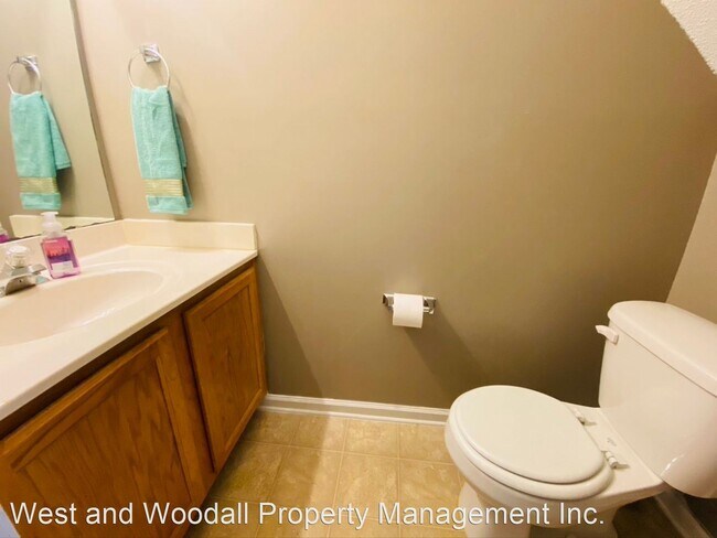 Building Photo - 2 br, 1.5 bath House - 17 Moorefield Court