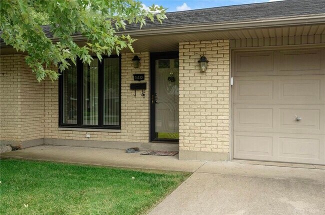 Building Photo - 140 Redbud Dr