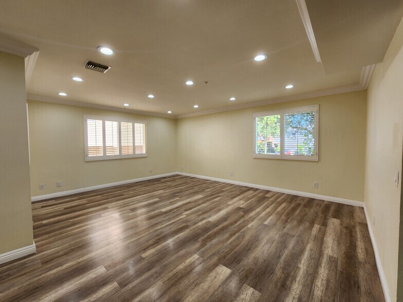 Building Photo - 420 Riverdale Dr