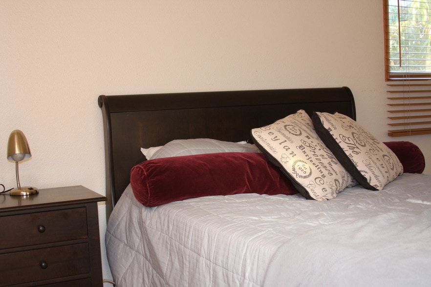 queen size bed - 3028 8th Ave