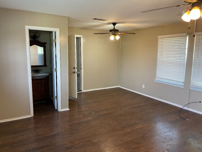 Building Photo - 1811 Bolivar St