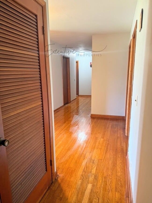 Building Photo - 4-Bedroom Family Home in a Quiet Sulphur N...