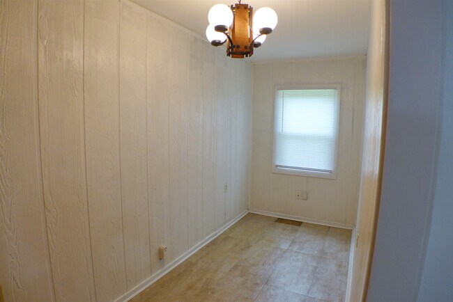 EXTRA ROOM - 233 Rawson Dr