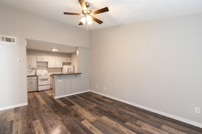 Building Photo - 3900 Woodchase Dr