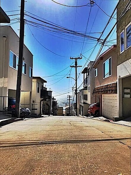 A block away from the beach! - 217 Kelp St