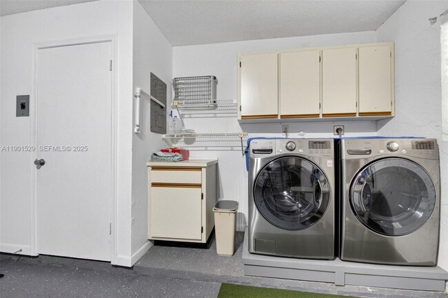 Building Photo - 3810 Rowena Cir