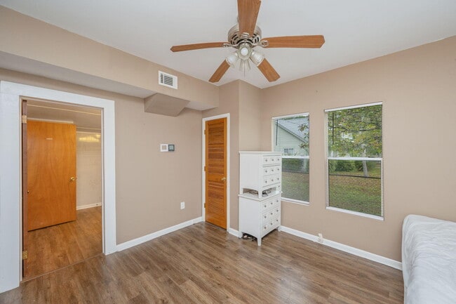 Building Photo - 346 Crescent Dr