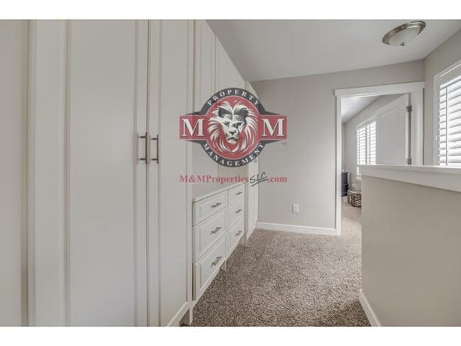 Building Photo - Beautiful 4 Bed 4 Bath Townhome in South J...