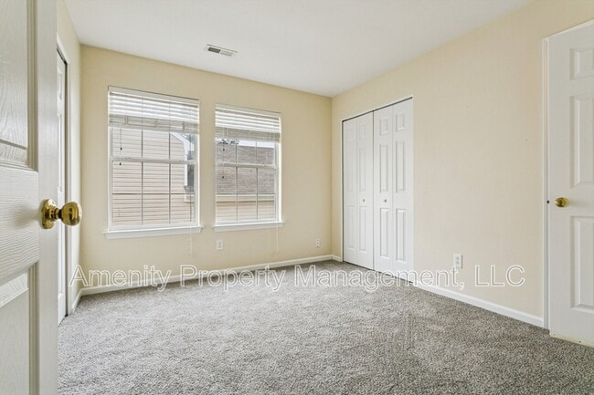 Building Photo - 979 Holbrook Dr