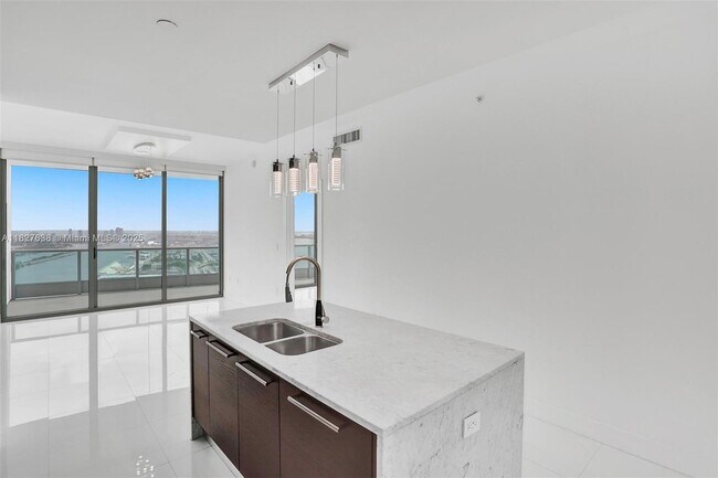 Building Photo - 900 Biscayne Blvd