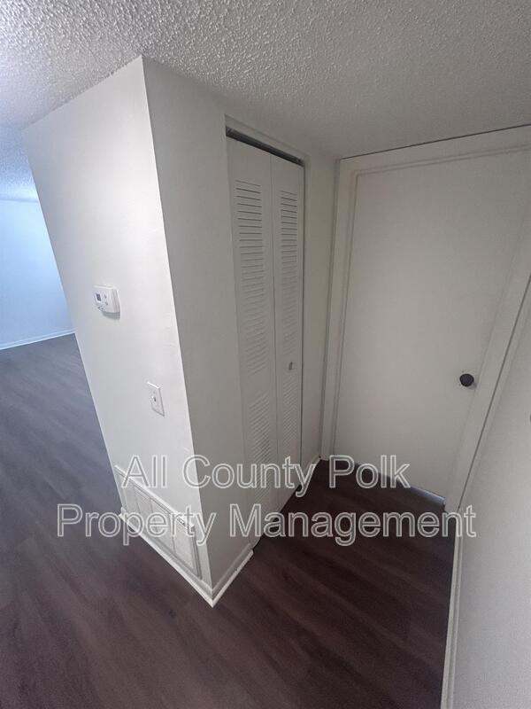 Building Photo - 915 Ariana St