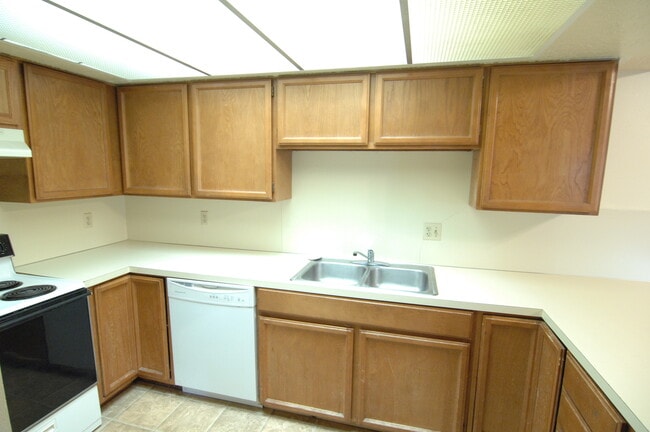 Building Photo - Great 4 Bedroom Now Available