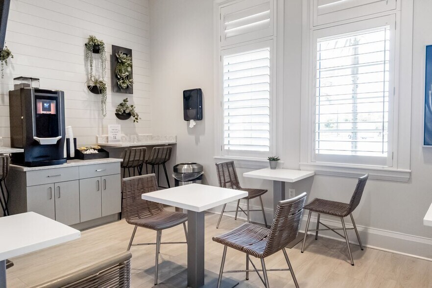 Building Photo - 5030 Saratoga Springs Run