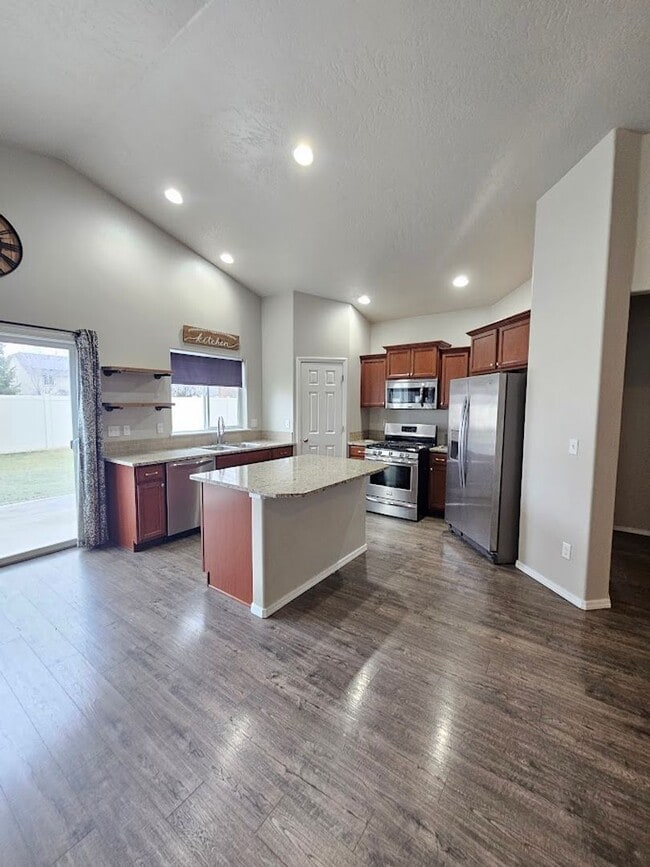 Building Photo - 3 Car Garage Home near Ten Mile!!