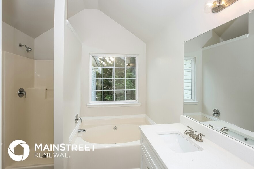 Building Photo - 5525 Kiev Dr