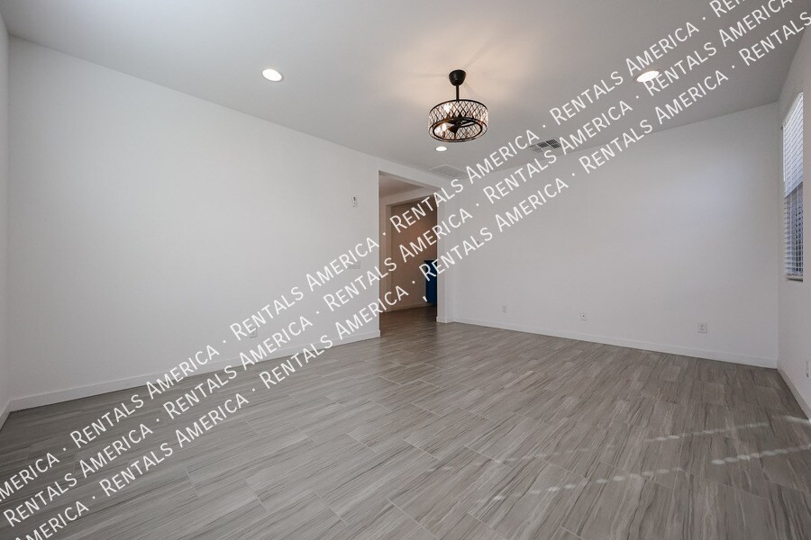 Building Photo - 2256 E Ridgewood Ln