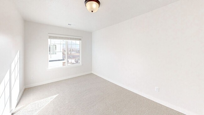 Building Photo - 318 W 2280 S