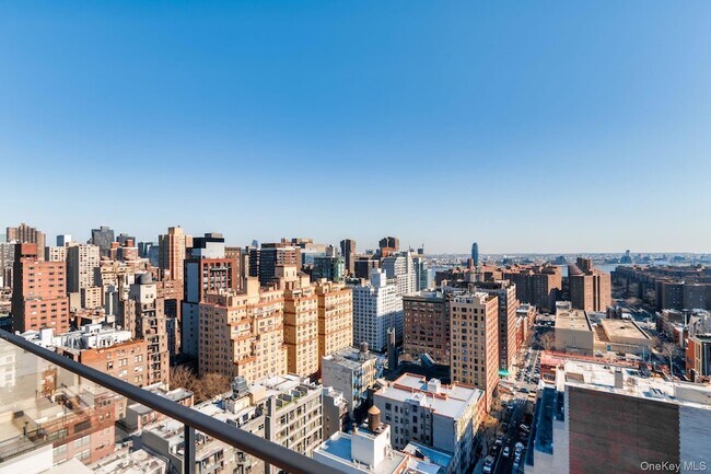 Building Photo - 200 E 21st St