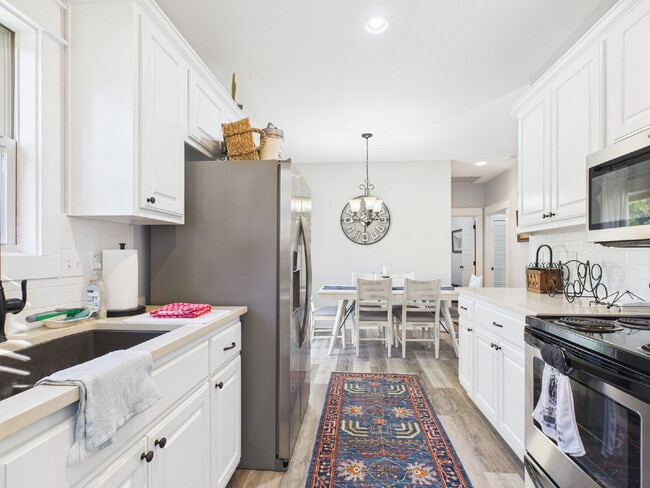 Building Photo - Centrally Located Furnished Home
