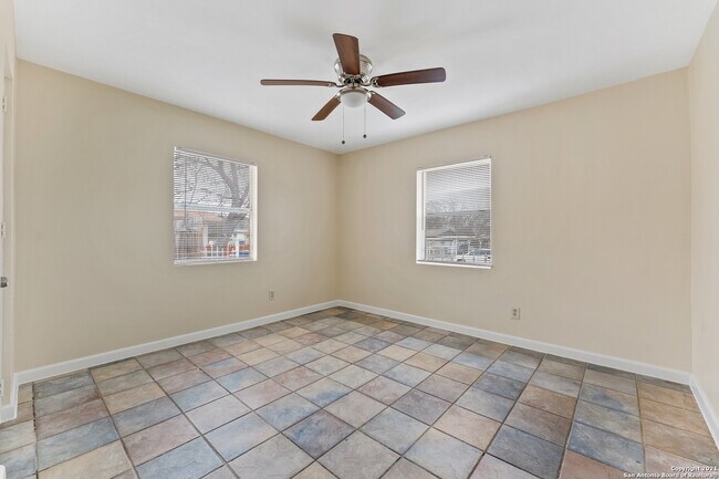 Building Photo - 3323 W Woodlawn Ave